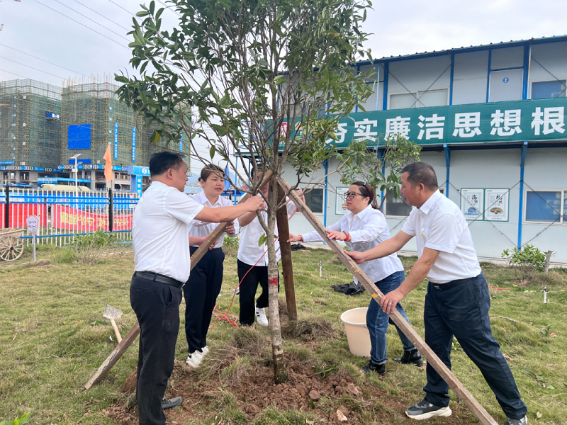 第一分公司第三黨支部與賀州城投集團機關(guān)第一黨支部、賀州城投實業(yè)公司黨支部聯(lián)合開展主題黨日活動.png